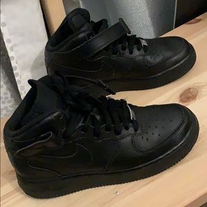 Black Nike Air Force One Sneaker Mid 6y 7.5 🖤